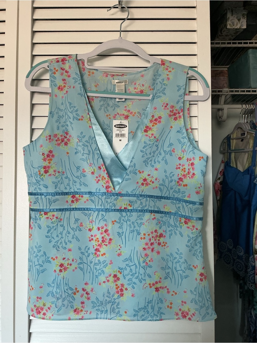 Old Navy Light Blue Floral V-Neck Sleeveless Top - Picture 1 of 3